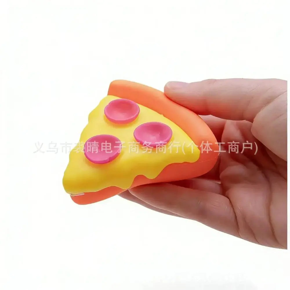 披萨片挤压玩具按压特写，柔软黄色外形与粉色圆点